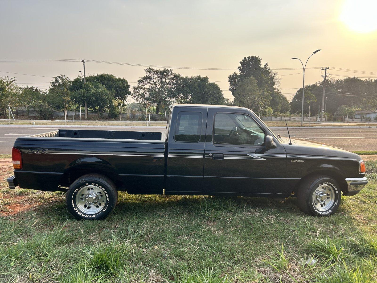 Foto 2 - Ford Ranger STX 4.0 V6 Gasolina 4x2 C.E