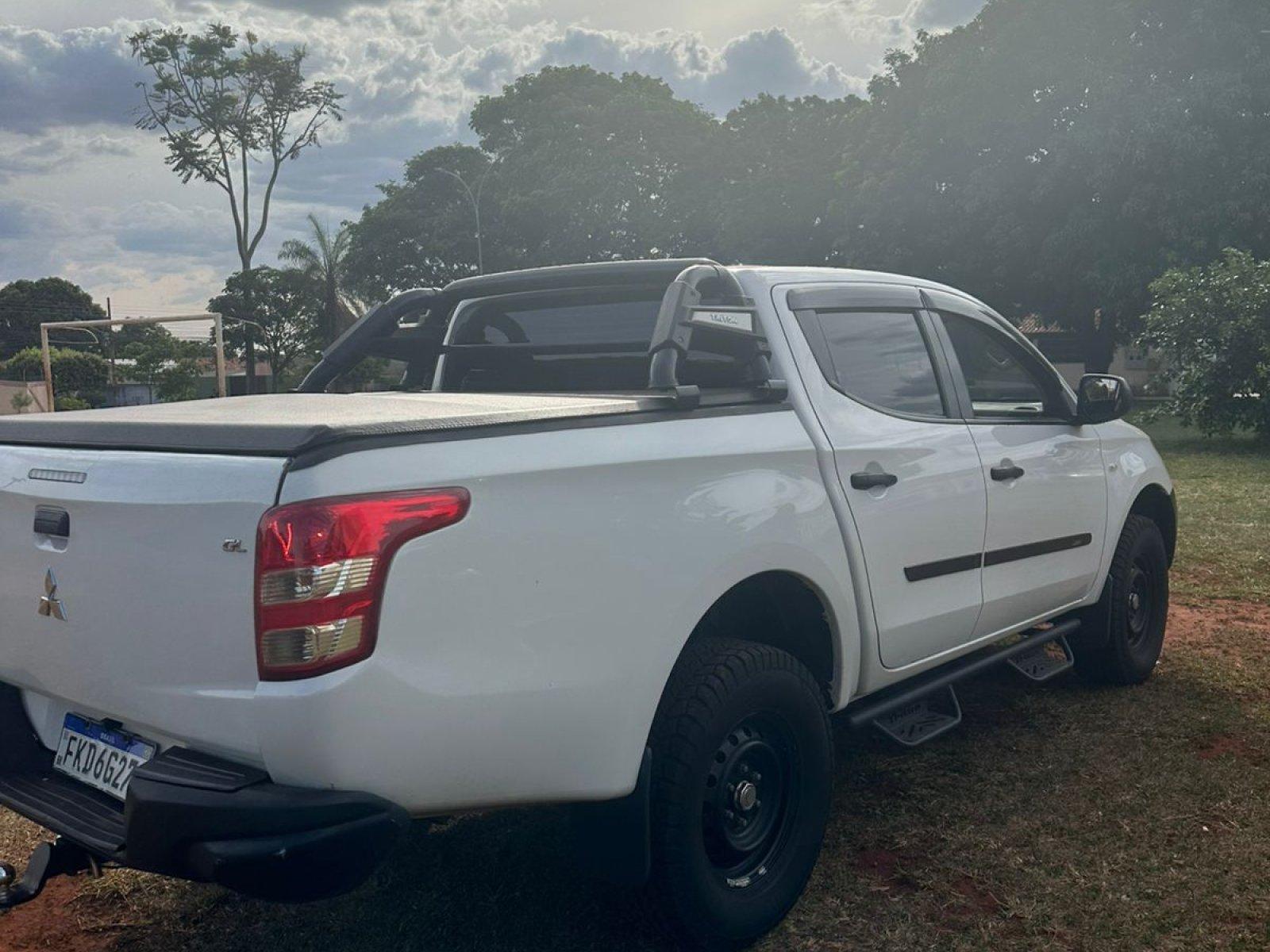 Foto 3 - Mitsubishi L200 GL 2.5 Turbo Diesel 4x4