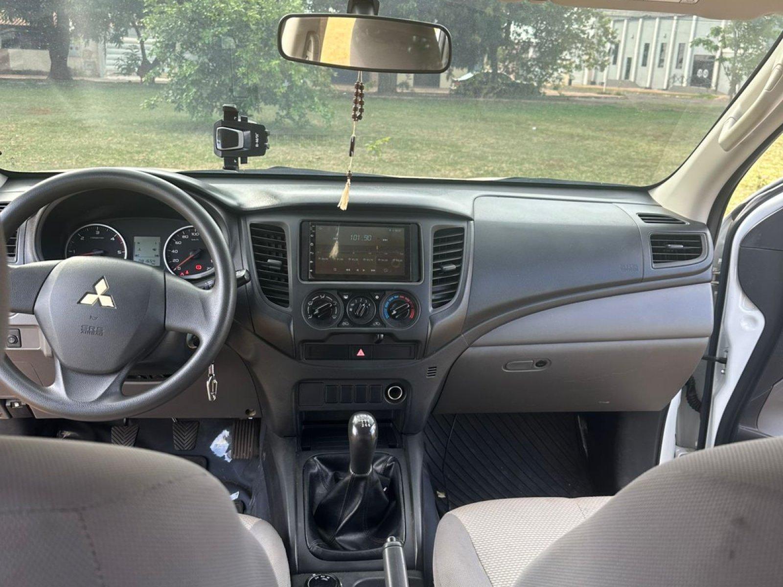 Foto 4 - Mitsubishi L200 GL 2.5 Turbo Diesel 4x4