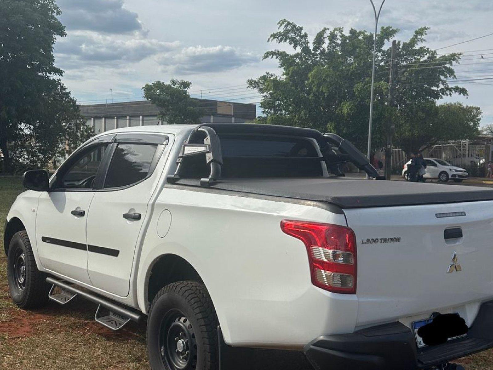 Foto 2 - Mitsubishi L200 GL 2.5 Turbo Diesel 4x4